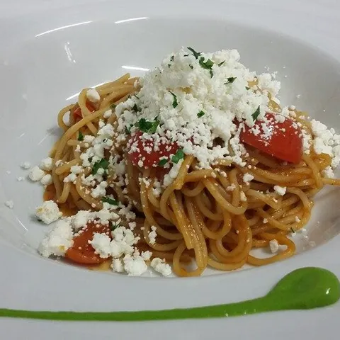 Hilopites with tomato and feta